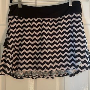 Black & White Chevron patterned Tennis Skirt (Size Medium)